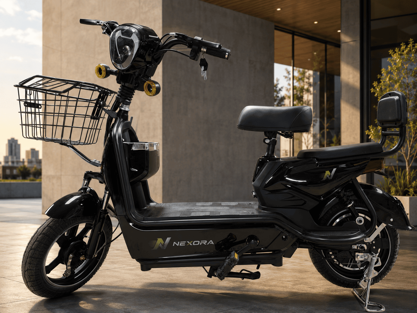 Bicicleta elétrica Nexora 02 preta com cesto em ambiente urbano