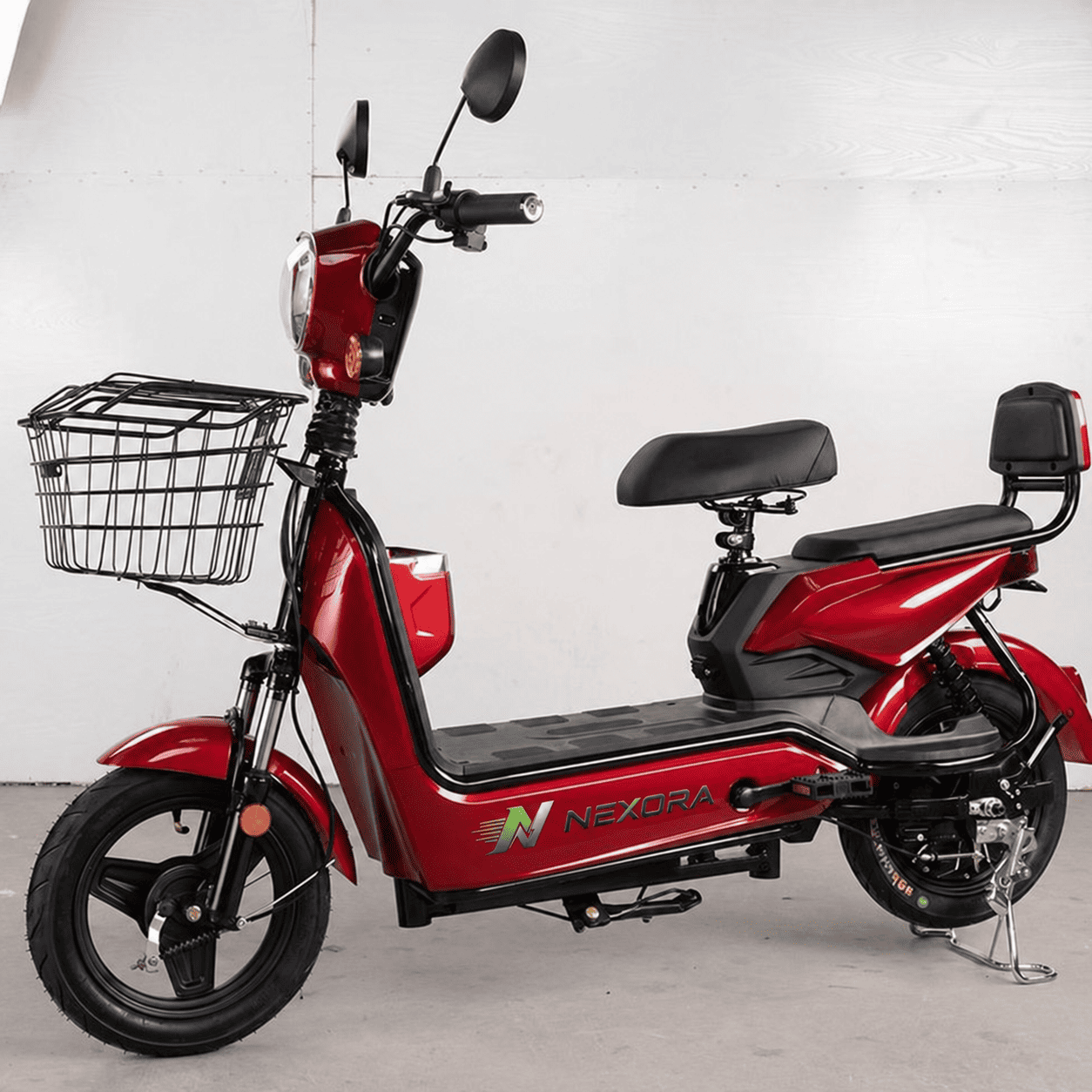 Bicicleta elétrica Nexora 03 vermelha com cesto em estúdio
